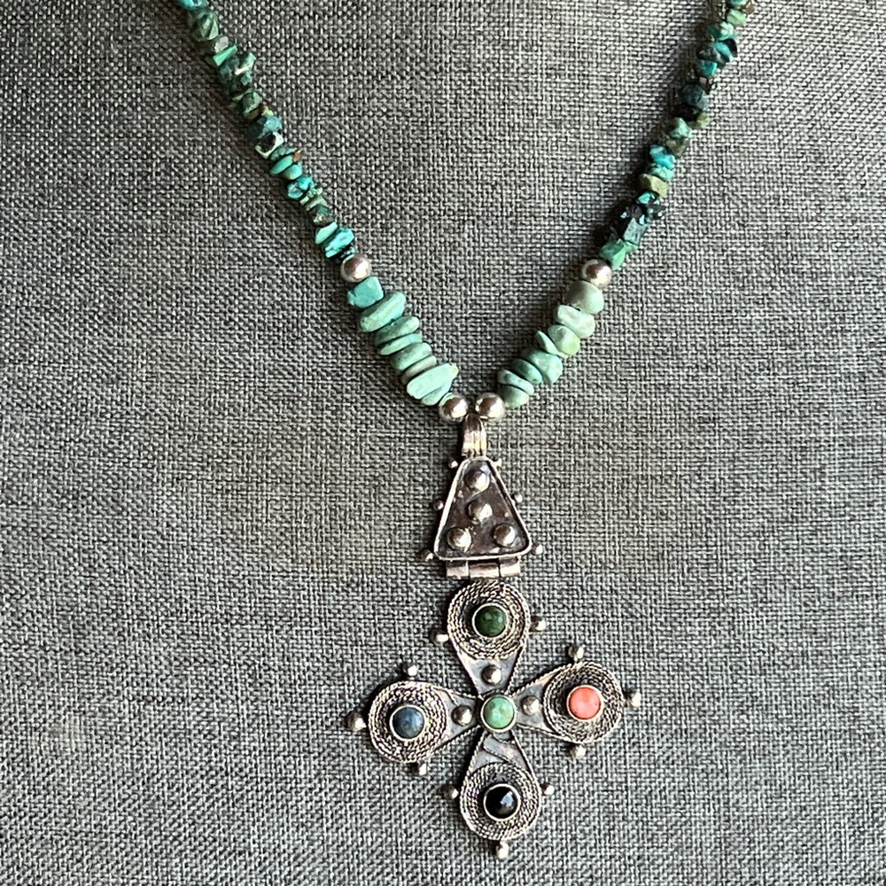 Green And Silver Necklace With Intricate Pendant & Earrings.